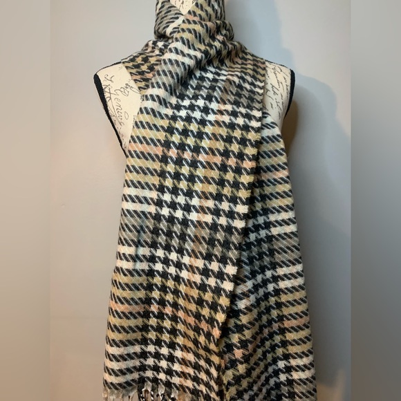 Vince Camuto houndstooth scarf - Picture 2 of 6